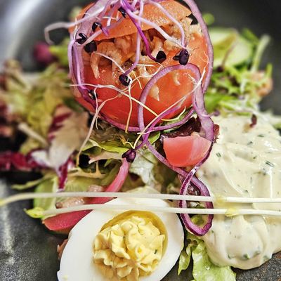Tomate crevette, salade et œuf mimosa