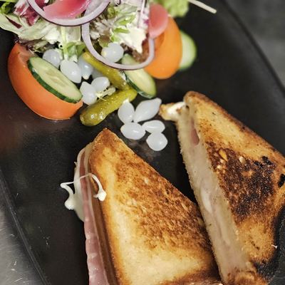 Croque-monsieur doré, crudités et pickles