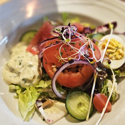 Tomate farcie aux crevettes grises, salade et œuf dur