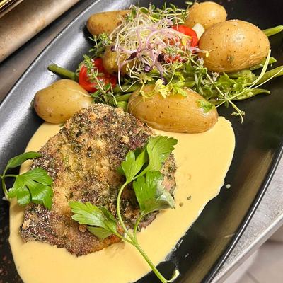 Filet de volaille pané, sauce onctueuse et pommes grenailles