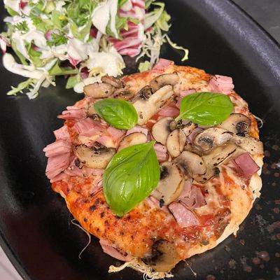 Pizza jambon-champignons au basilic frais